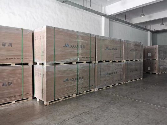 Painel solar de alta potência de 620W Ja com caixa de junção IP68 e vidro de ferro temperado de 2,0 mm